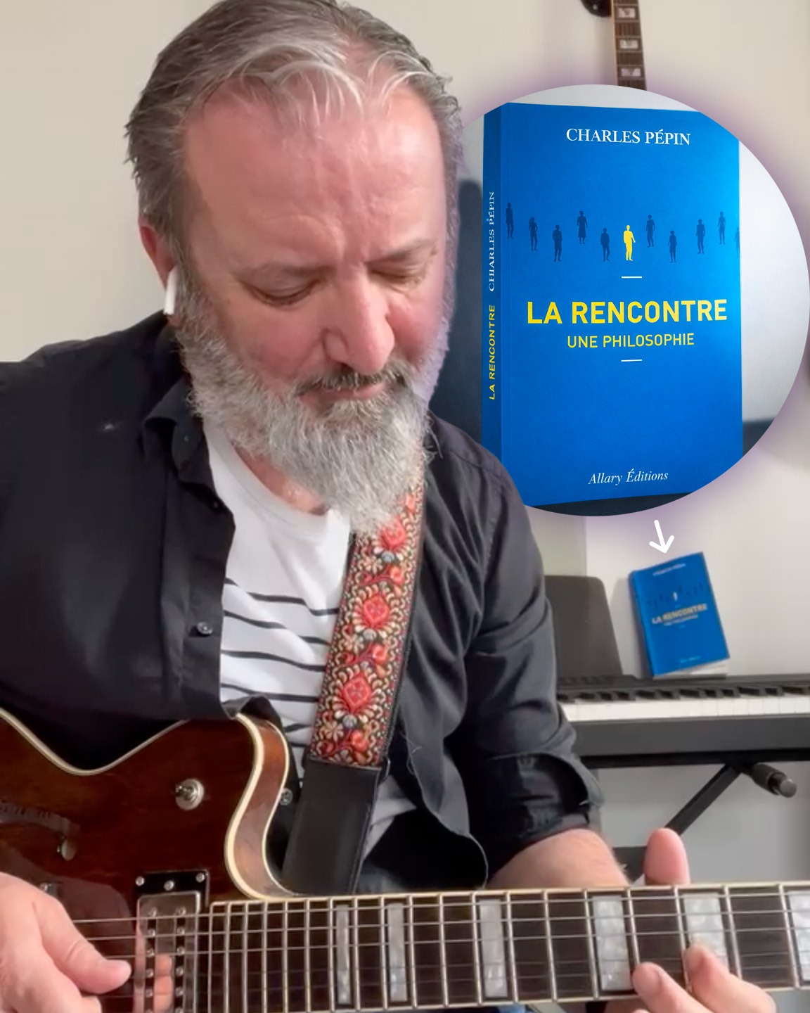 Et puis il y a les détails…
Ceux qu’on ne voit pas tout de suite.
Ceux qui ne sont sûrement pas là par hasard.
En terminant un montage vidéo d'un duo « en distanciel », en zoomant sur l’image, ce petit livre bleu posé derrière Nicolas. Après recherche, c'est : La Rencontre de Charles Pépin.
« Pourquoi certaines rencontres nous donnent-elles l’impression de renaître ? Comment se rendre disponibles à celles qui vont intensifier nos vies, nous révéler à nous-mêmes ? »
Le détail que je devais voir. Le détail à mon attention. Le détail qui touche. Fort.
Parce qu’au fond…On voudrait se revoir. 🎸
PS : Je connais le titre de mon prochain livre audio ☺
