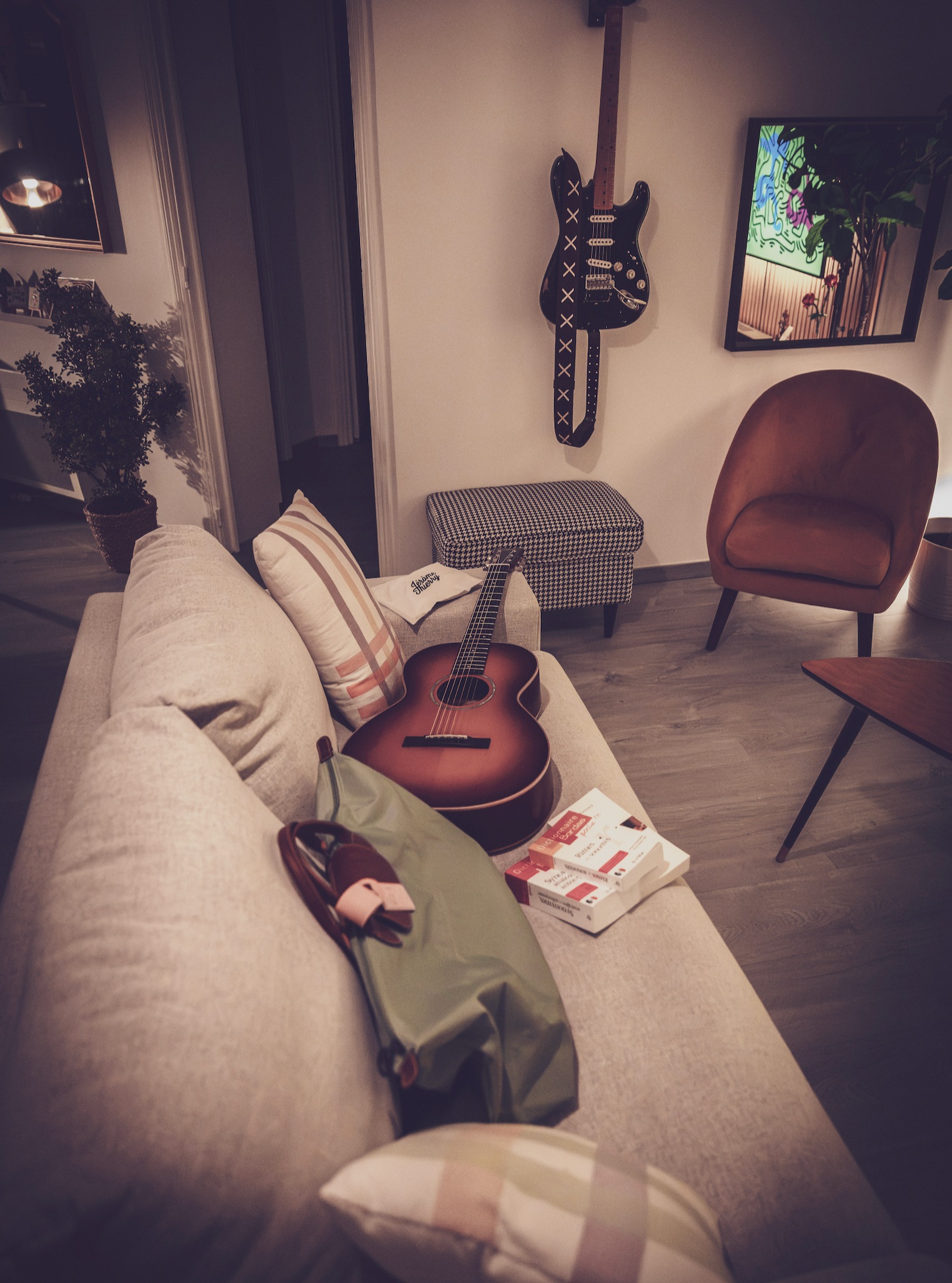 Ma guitare, mon dictionnaire de rimes, un ou deux livres et moi partons nous mettre au vert quelques jours. Un sac léger, une tiny house au milieu de la campagne et de la forêt, et du temps pour écrire, composer… ou simplement ne rien faire.

Après un été sans vrai repos et quelques semaines professionnelles bien trop mouvementées, j’en ai cruellement besoin.

Ce ne sont pas encore de vraies vacances, il va falloir que je m’en prévoie aussi. Mais pour l’instant, je vais déjà essayer de ralentir un peu.