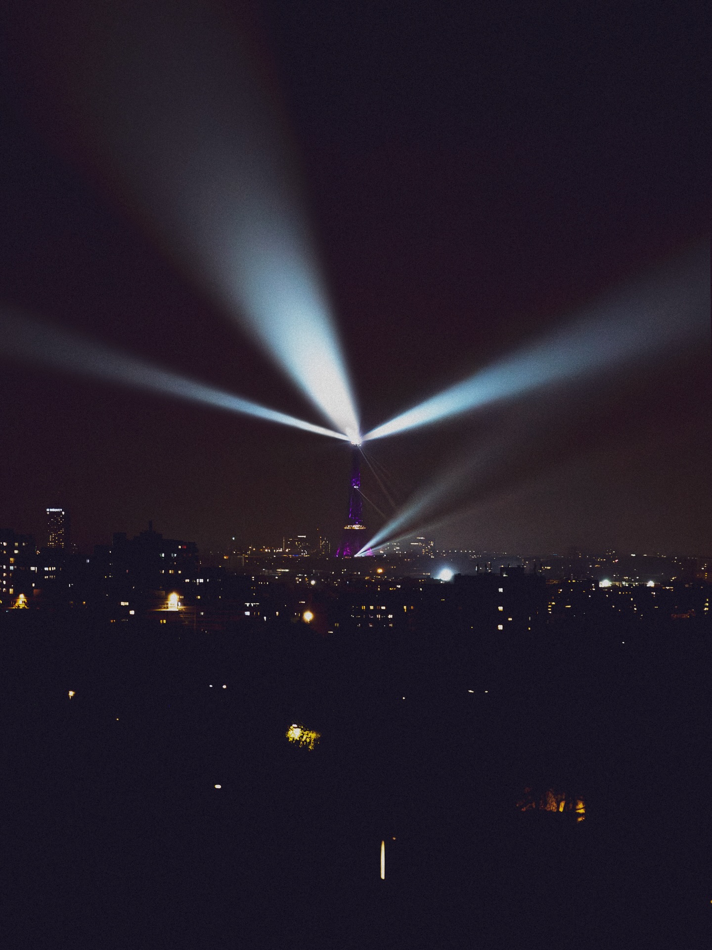 Ce 30 mars, la @toureiffelofficielle s’est illuminée pour annoncer le retour de @celinedion sur scène en France.
Depuis la terrasse à @cormeillesenparisis, j’ai capté ce moment.
Cette image est une superposition de trois photos prises à quelques instants d’intervalle, montrant le mouvement des faisceaux lumineux.
#paris #toureiffel #celinedion #cormeillesenparisis @paris_maville