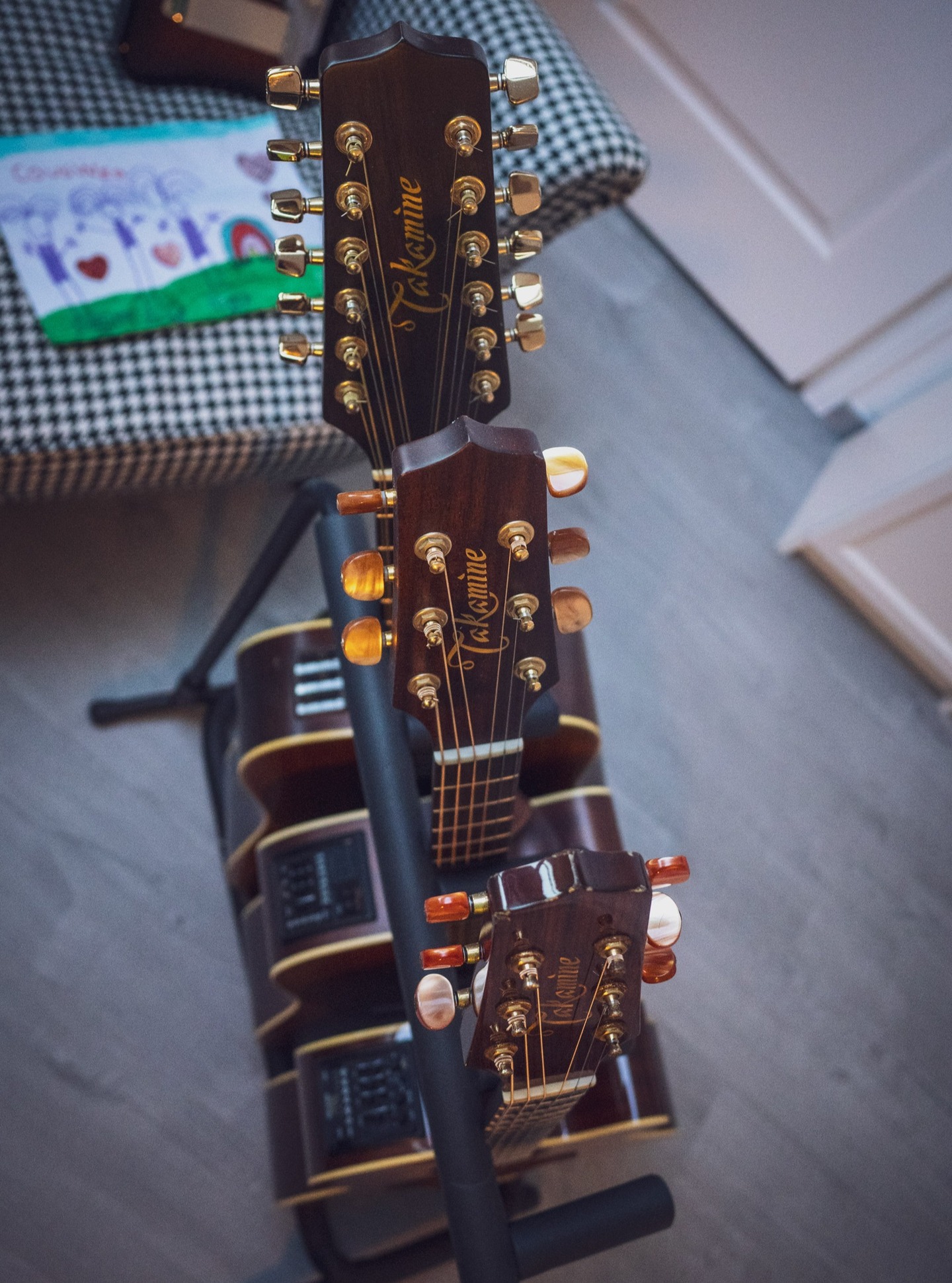 Une belle brochette de Takamine ! Une EN-10-12 de 1985, une Santa Fé TSF40C de 2011 et ma fidèle P3DC de 2014.

Après un passage chez @guitarevillage cet aprèm, j'étais prêt à mettre en vente la Santa Fé et finalement, ils m'ont dit, c'est bête, c'est une bonne guitare, je l'ai laissé une heure et ils me l'ont rendue comme neuve et réglée comme j'aime, je vais pouvoir la tester. Merci 🙏🏻

#takamine #santafe #pd3c #en1012 #tsf40c