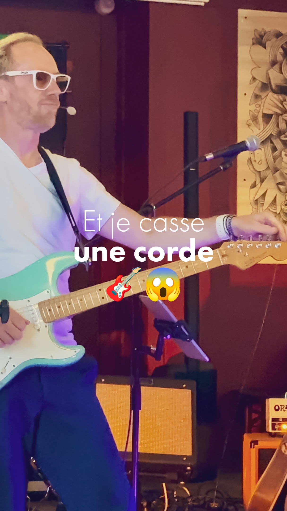 Samedi soir, juste avant le concert, je change les cordes de ma Stratocaster. Elle en avait besoin. En plus de 30 ans de guitare, je ne casse jamais de corde. Pourtant, je ne ménage pas l'instrument et les bends ne lui font généralement pas peur ! Ils sont aussi maitrisés.

Trois morceaux à jouer à l'électrique, des cordes neuves, aucune inquiétude... et puis quelques notes de solo plus tard : Clac !

Une corde casse et sur une Stratocaster, ce n'est pas juste une corde en moins : toute la guitare se désaccorde. Il faut alors rester calme, s'adapter et continuer.

Comme quoi, même quand tout semble prévu, il reste toujours une part d'imprévu. J'ai toujours une guitare de secours, sauf là 😅🎸

Merci @ciberflyer_rc pour avoir capturé ce moment !