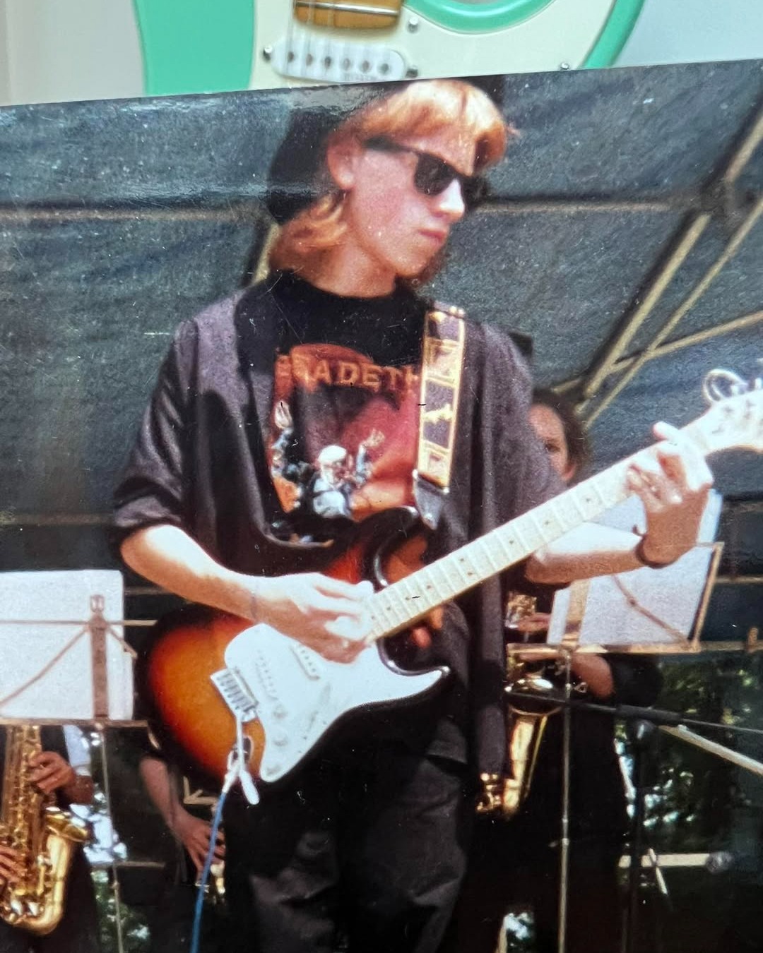 1992 • J’ai ma Stratocaster US depuis quelques mois et je suis fier comme un camion neuf avec mon t-shirt Megadeth 🤘🏻
📷 Michel Thierry lors d’un concert de l’École de musique municipale de @montigny_les_cormeilles