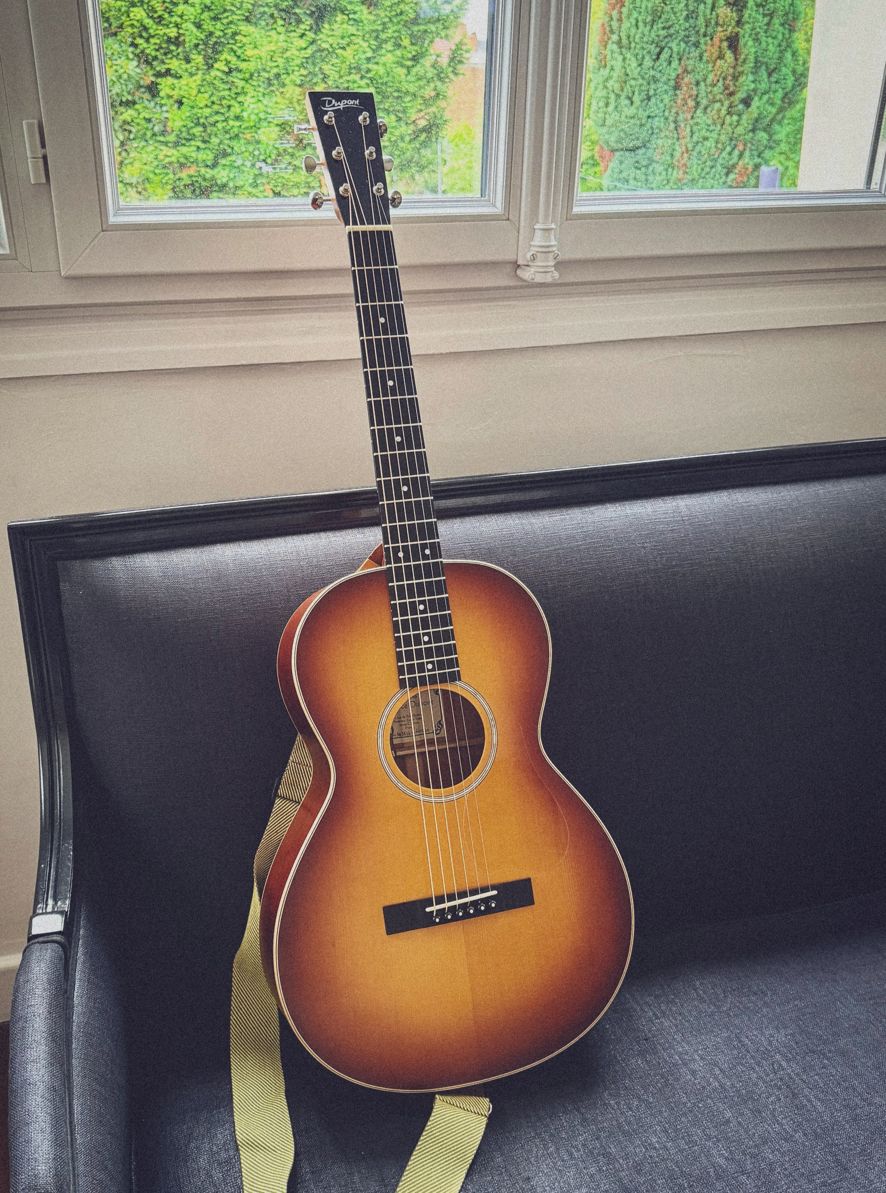 Ça faisait des mois que je cherchais une acoustique différente de ma Takamine. Une guitare plus petite, plus légère, plus intime.

J’étais persuadé qu’il me fallait une électro-acoustique avec pan coupé pour garder un accès facile aux aigus… alors j’ai essayé beaucoup de choses : mini Martin, Taylor, LAVA, Eastman, sans jamais vraiment retrouver de feeling.

Et puis, après une matinée chez @guitarevillage à tester sereinement des guitares, je suis tombé sur une @guitaresdupontofficiel AU38s acoustique 12 cases hors-caisse.

Sans pan coupé, donc exactement l’inverse de ce que je pensais chercher 😄 Mais une guitare ultra légère, vibrante, incroyablement inspirante… et surtout parfaite pour accompagner ma voix.

Au fond, je ne cherchais pas une guitare pour faire des solos. Je cherchais une guitare pour chanter.

Merci à Guitare Village pour l’installation du micro LR Baggs Element Active System VTC et un réglage vraiment aux petits oignons. Depuis quelques jours, je ne la lâche plus 🎶

Très bon week-end à vous 🙂

#guitareacoustique #acousticguitar #luthier #Dupont #mauricedupont #lrbaggs #folk #takamine #GuitareVillage