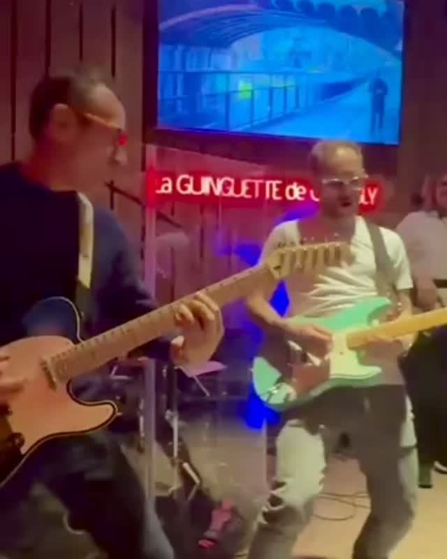 Un petit bout de concert avec un extrait de « Sorrow » pour souhaiter un joyeux 80 ans à
@davidgilmour et Merci @mariamfga pour la vidéo 🙏🏻