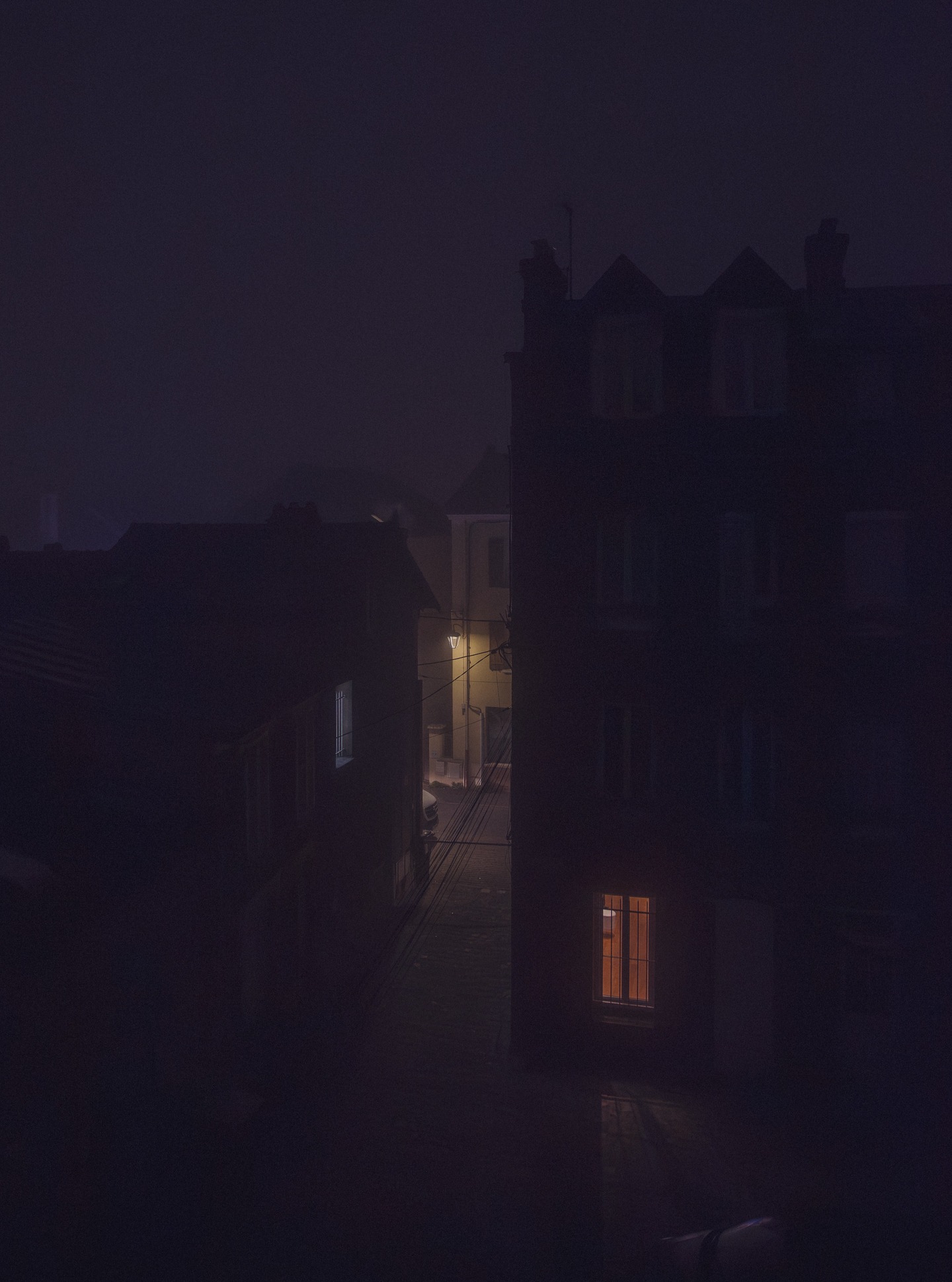 Un crépuscule vaporeux, silencieux, où l’ambiance devient magique. J’aime ces instants où la lumière hésite…. 🌫✨

#brouillard #crepuscule #matin #ambiance #photo #photographie #instantmagique #nature #atmosphere #mood #hiver #lumieres #inspiration