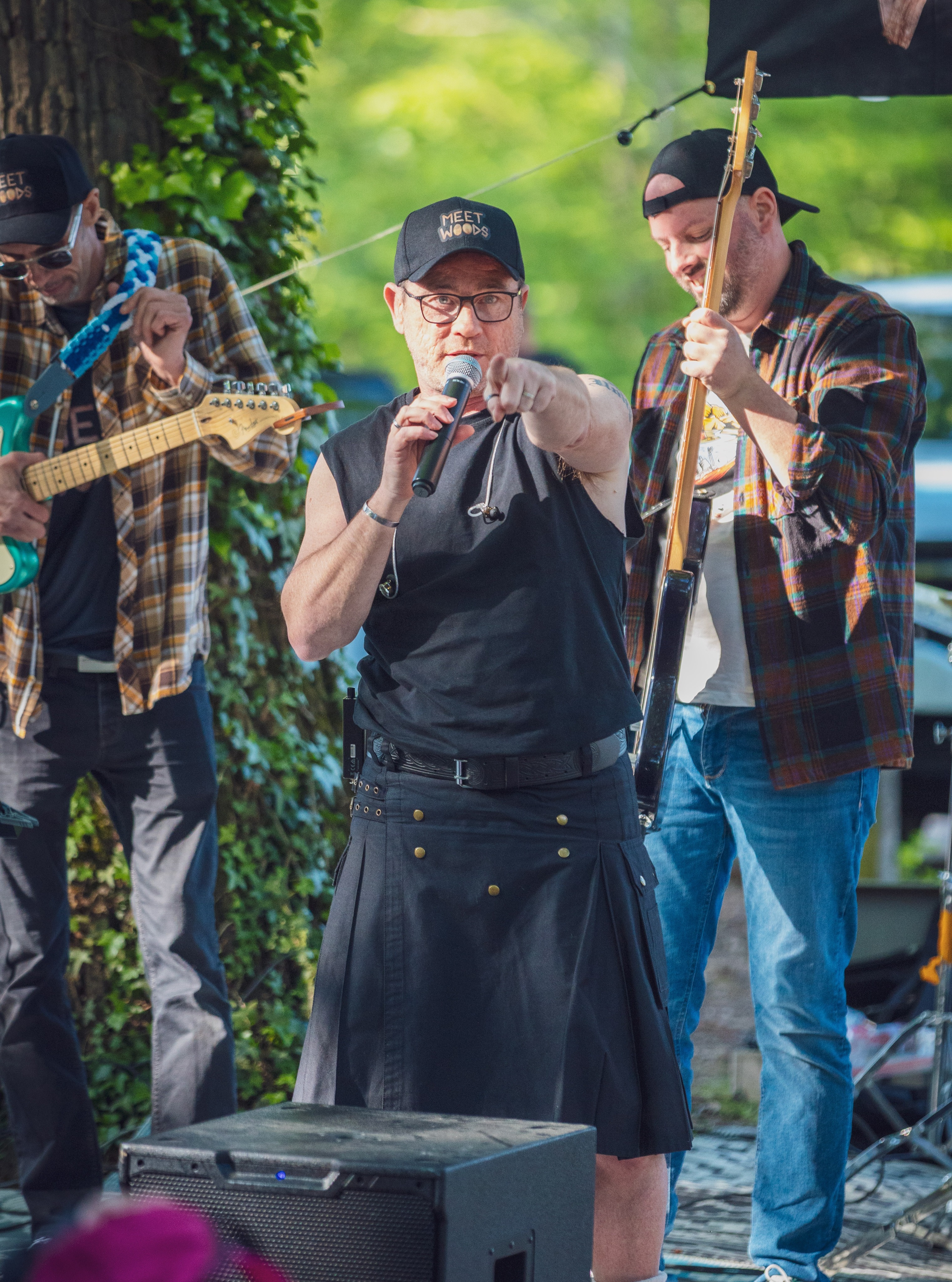 En développant les photos du concert de @meet.woods au « @woodtruck.fr », je suis tombé sur ce regard qui m'était destiné. 
Celui de @mika_j_esselin. 
Il y a quelque chose d’assez beau dans cette idée : on capture l’instant et on ne découvre vraiment la photo qu’après.