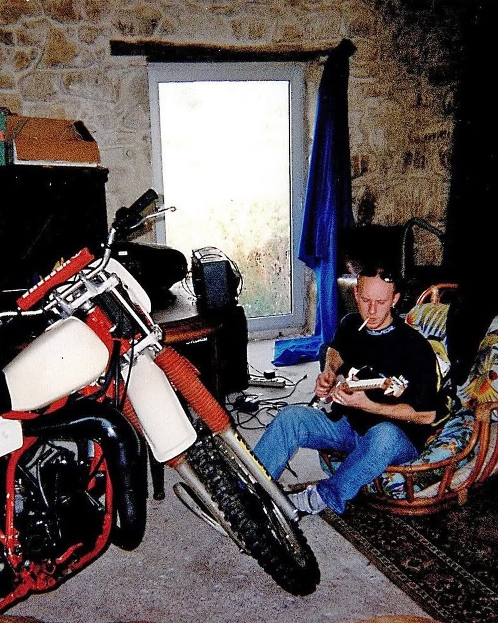 Autre époque, où on garait les motos dans le salon, on fumait des clopes et on jouait de la guitare 🎸 😁