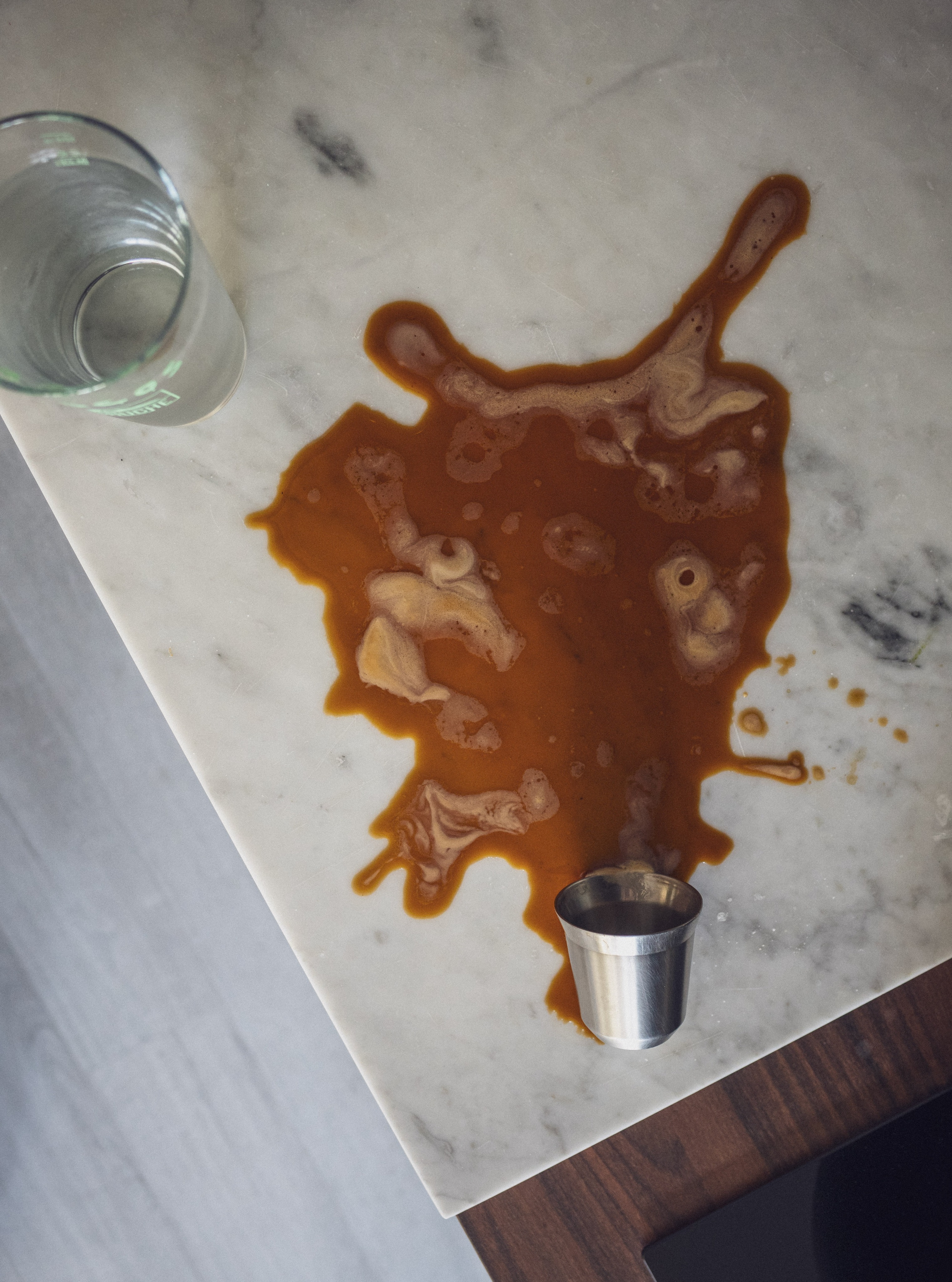 Je viens de renverser mon café... Au premier abord, ça m’a gonflé. Et puis, en regardant de plus près, j’y ai vu un loup rigolo ou une girafe qui boit un café !

Ça s’appelle la paréidolie : cette tendance de notre cerveau à reconnaître des formes familières dans des images ou des motifs créés au hasard. Comme des visages dans les nuages… ou tout un bestiaire dans une flaque de café !

Finalement, ce café renversé avait peut-être quelque chose à raconter 😁 Et vous, qu’est-ce que vous y voyez ?

#pareidolie #caferenversé