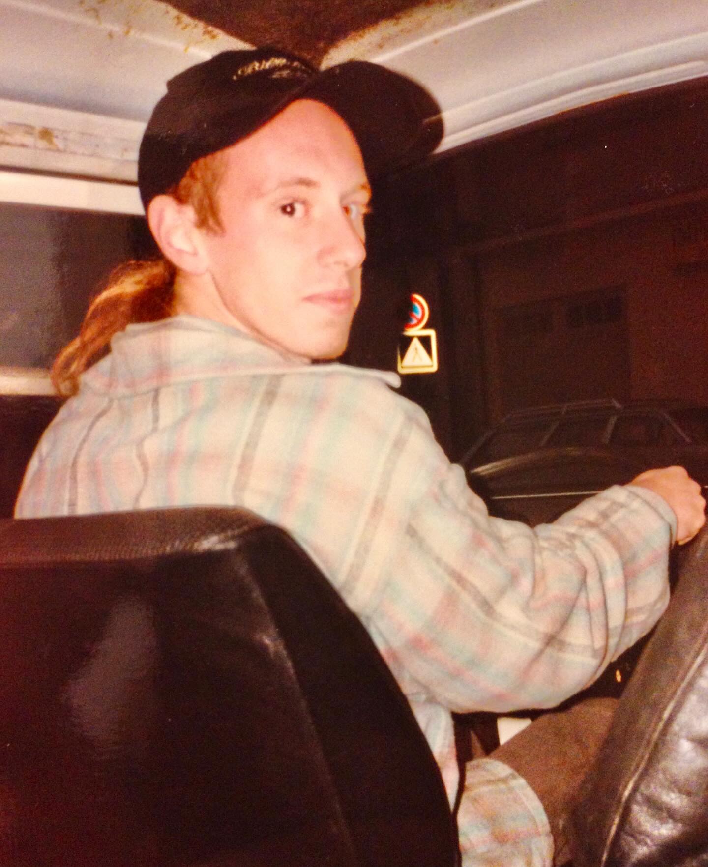 1996 - 19 ans, dans ma première voiture : Un combi VW de 1978. Veste Rusty, casquette Rip Curl. La guitare de plage n’est pas loin 😊