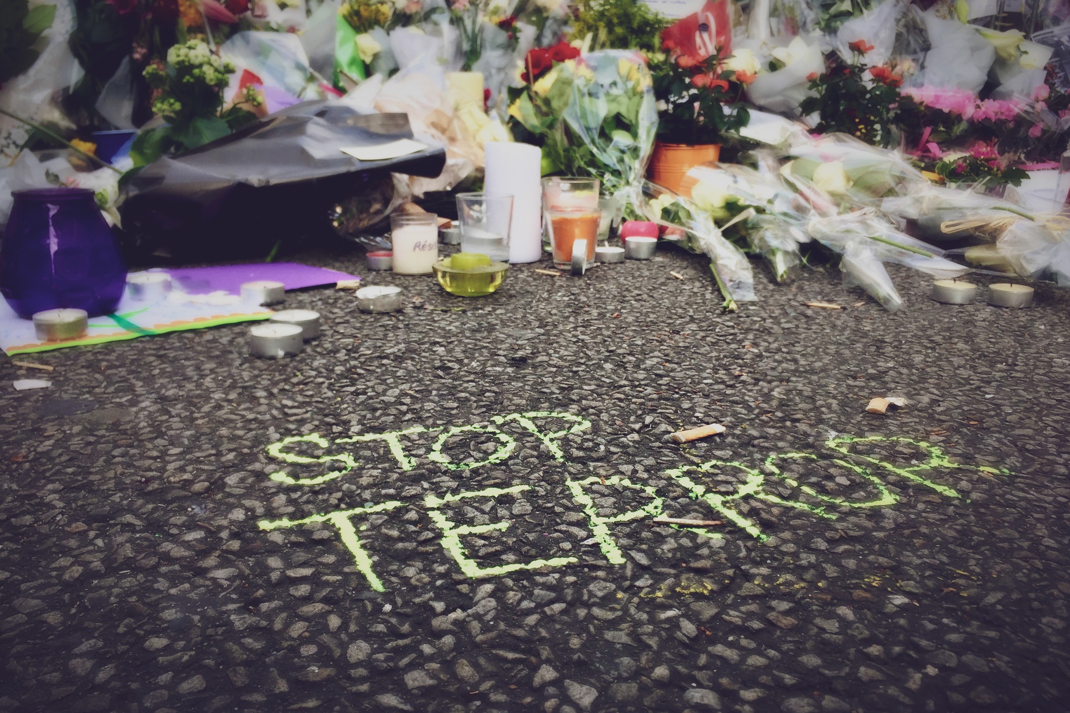 Ne jamais oublier, toujours se souvenir.

Ce vendredi 13 novembre 2015, je donnais des cours dans un institut parisien, rue Saint-Sébastien, à 150 mètres du Bataclan. Après mes cours, j’avais retrouvé un ami. On s’était posés en terrasse, on avait bu des bières, refait le monde, et vers 21h, on s’est quittés, l’esprit léger. En repartant, je suis passé devant le Bataclan pour rejoindre Oberkampf, ma station de métro.

À 21h24, un groupe de trois terroristes perpétrait l’attentat le plus meurtrier de France, tuant 131 personnes et marquant à vie celles et ceux qui ont vécu, de près ou de loin, cette infamie.

Cette idée d’avoir été là sans être là me dérange toujours un peu aujourd’hui.

Le lundi 16 novembre 2025, en retournant à l’école, j’ai capturé cette image.

Ne jamais oublier, toujours se souvenir.