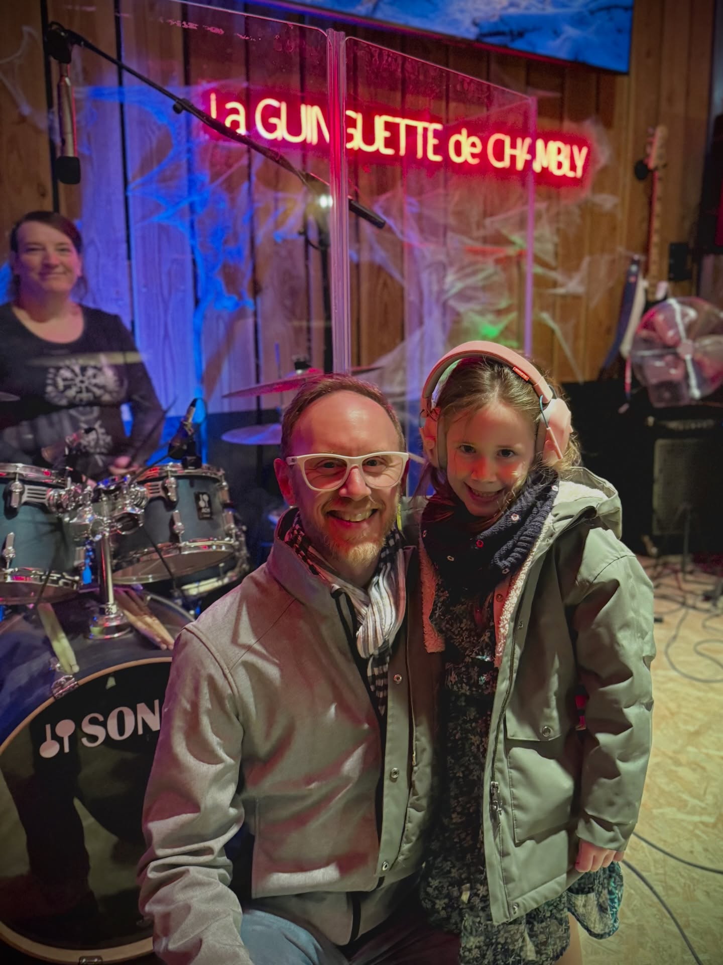 Aujourd’hui, j’ai emmené ma fille là où je joue souvent, sur cette scène qui fait battre un peu plus fort le cœur de papa.
Lui montrer l’endroit, l’ambiance, les lumières… lui dire « c’est ici que je fais de la musique ».
L’imprégner tôt de la joie de la scène, du partage, de cette énergie si particulière.
Et puis surtout, partager ce moment avec elle 🤗🎶 À elle de me dire sur le retour « tu connais vraiment tous ces gens papa ? 😁