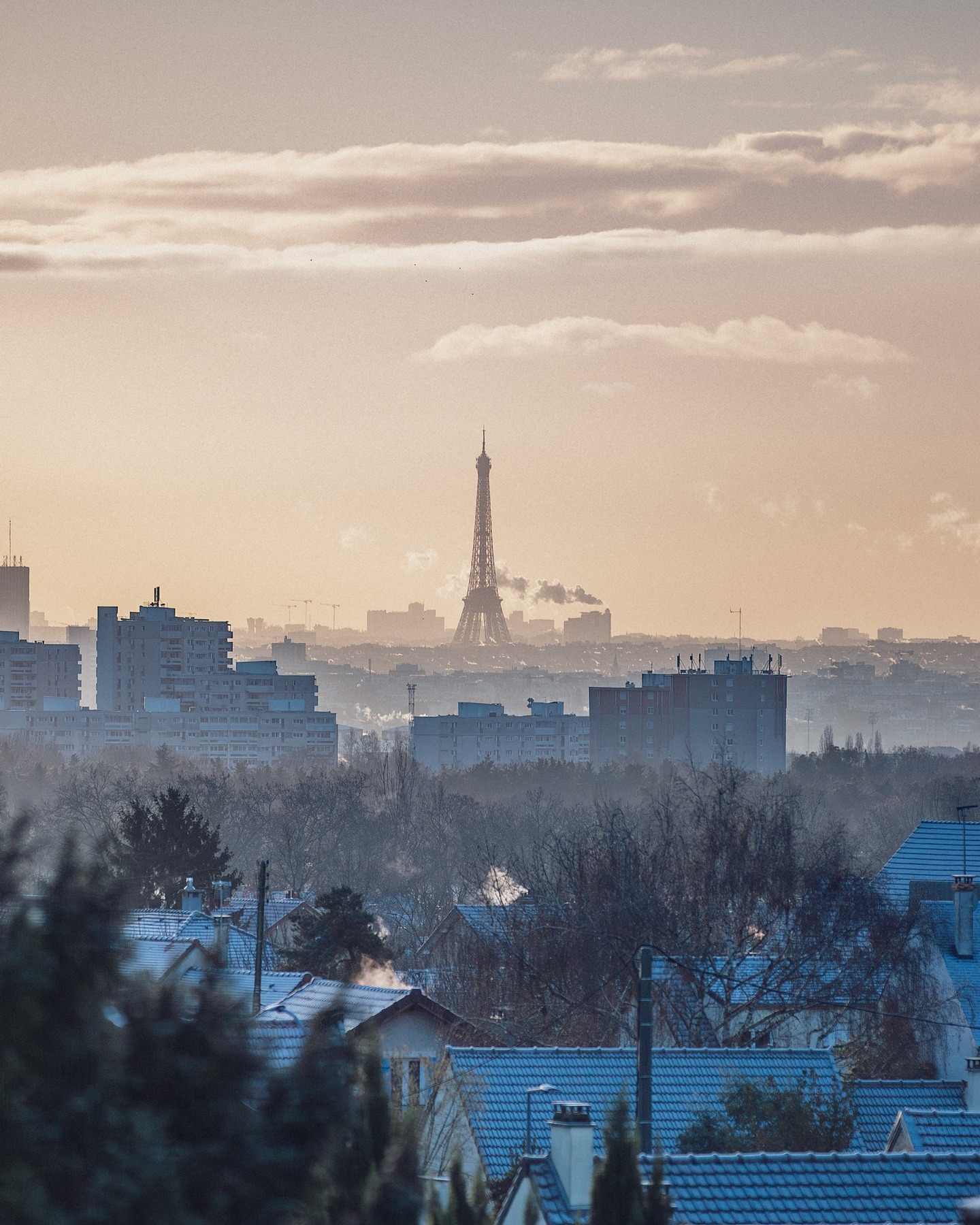 Ce matin, le froid propose des toits blanchis, le givre accroché, les cheminées qui fument et au loin, presque irréelle, la Tour Eiffel qui se découpe dans un ciel subtilement orangé.

Une vue d’hiver depuis @cormeillesenparisis, entre silence, froid vif et poésie urbaine.

📷 Canon 5D Mark III • 70-200 mm

#cormeillesenparisis #valparisis #valparisisaglo #valdoise #departementduvaldoise #paris #toureiffel #hiver #givre #neige #cielhiver #ambiancehivernale #vueurbaine #photographie #canon5dmarkiii #95240 #froid #matindhiver #iledefrance @_valdoise @valparisis_agglo