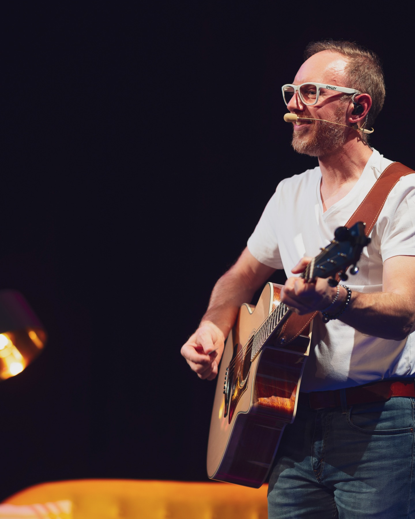 Il suffit d’un instant sur scène pour se rappeler la chance que j’ai.
Ce sourire, c’est vous qui me le donnez. Chaque note, chaque regard, chaque respiration partagée avec le public crée une énergie impossible à expliquer mais tellement facile à ressentir.

Je mesure à quel point c’est un privilège de vivre ça, guitare en main. Merci pour cette lumière que vous m’envoyez. Elle nourrit tout le reste. ✨🎸

#musique #concert #live #guitare #scene #artiste #gratitude #goodvibes #partage #emotion #inspiration #duo #spectacle #bonheur 📷 @marc_chesneau_goodpix