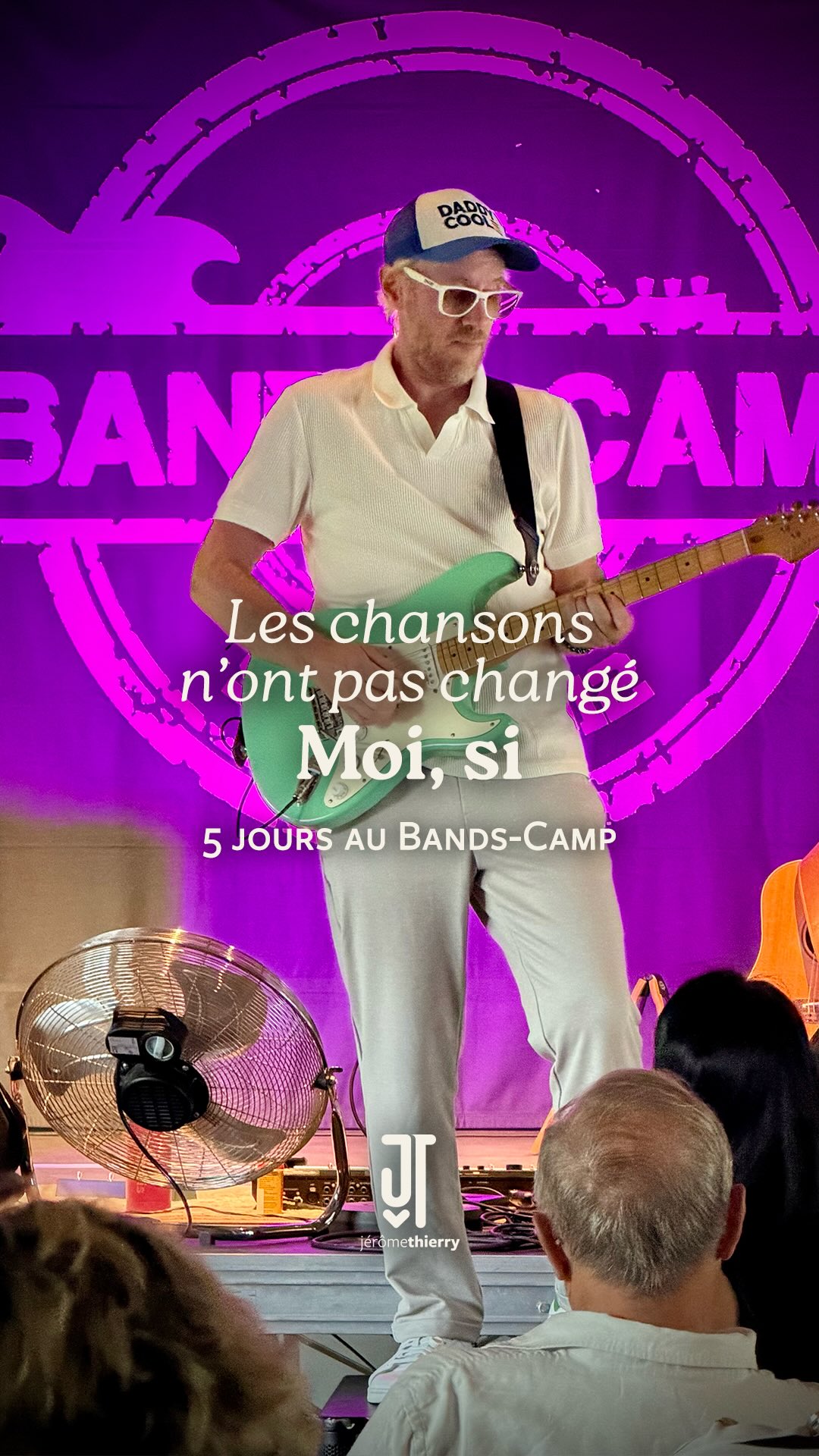 Les chansons n’ont peut-être pas changé en cinq jours. Moi, si. Profondément.
Six projets, treize artistes et cinq jours dans le Val d’Arly. J’ai peu filmé, parce que je voulais d’abord vivre cette semaine. Mais suffisamment pour vous faire entrer dans cette aventure qui nous a tous un peu bousculés.
Merci aux douze autres artistes, à toute l’équipe de @bandscampacademie, à futuradios et au Val d’Arly.
Ce qui s’est débloqué là-haut ne demande maintenant qu’à vivre. Voici l’histoire de ces cinq jours. #BandsCamp #ValdArly #VlogMusical #vlog