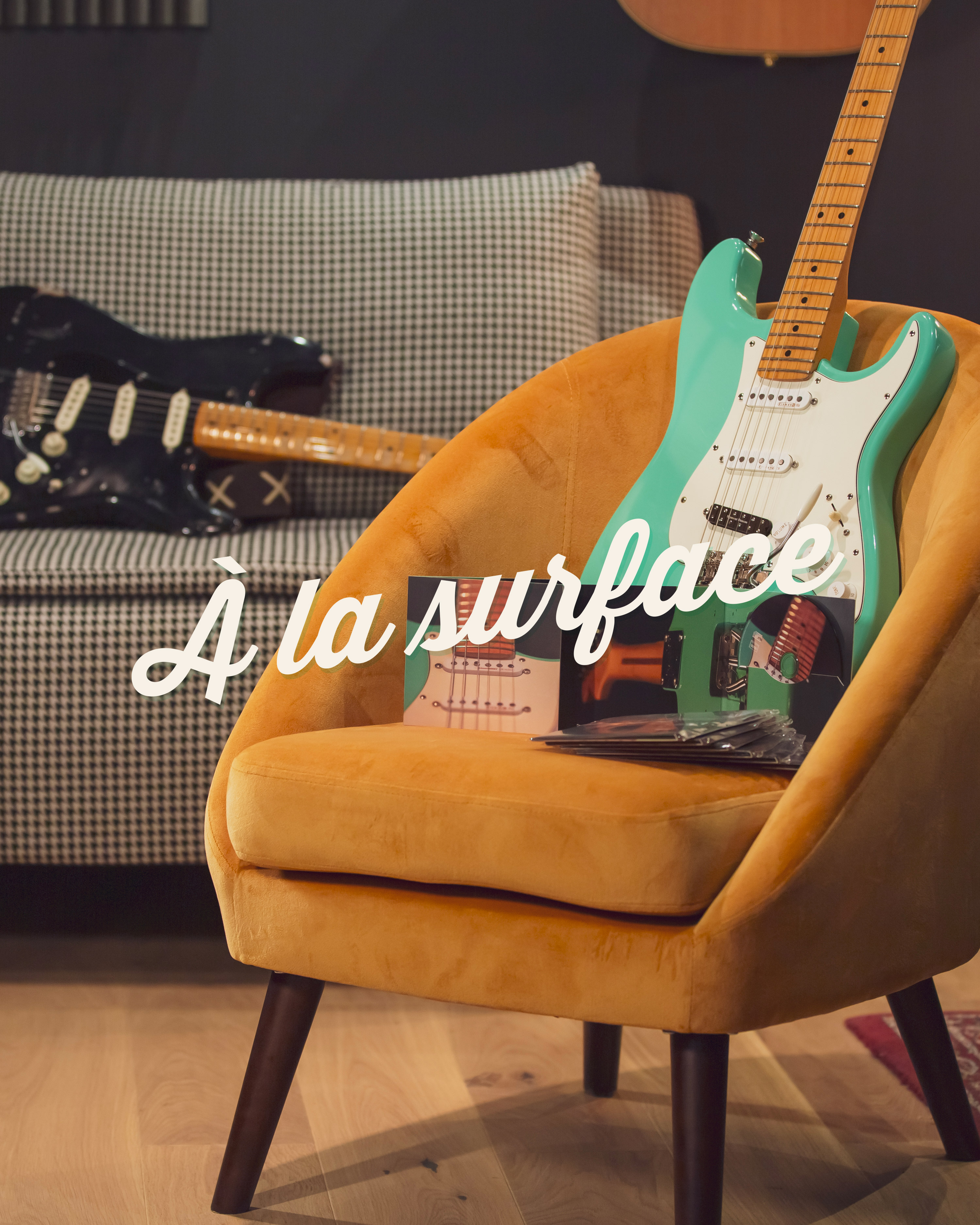 Il y a quatre ans, jour pour jour, je sortais « À la surface ».

Un album fabriqué de A à Z, à partir de chansons que j’avais écrites et composées vingt ans plus tôt.

Son titre vient d’une phrase prononcée un jour par ma psy :

« Monsieur Thierry, vous vivez à la surface des choses. »

À cette époque, j’avais souvent le sentiment d’assister à ma propre vie, davantage spectateur qu’acteur. Cet album m’a permis de mettre en musique cette période et, sans doute, de commencer à tourner la page.

Quatre ans plus tard, je suis heureux qu’il existe encore, qu’il soit écouté et que certaines chansons poursuivent leur chemin jusqu’à vous.

« À la surface » témoigne de celui que j’étais. Il fait aussi partie de l’artiste que je deviens aujourd’hui.

🎧 Écoute de l’album
💿 Achat du CD
👕 Boutique et goodies

Tout est accessible depuis le lien en bio.

Merci à celles et ceux qui l’écoutent depuis le début, et bienvenue à ceux qui le découvriront aujourd’hui.

Joyeux quatrième anniversaire, « À la surface ».

La suite devrait prendre la forme d’un album acoustique… et elle commence déjà à se dessiner.

#artisteindependant #alasurface #jeromethierry #chansonfrancaise #artisteemergent
