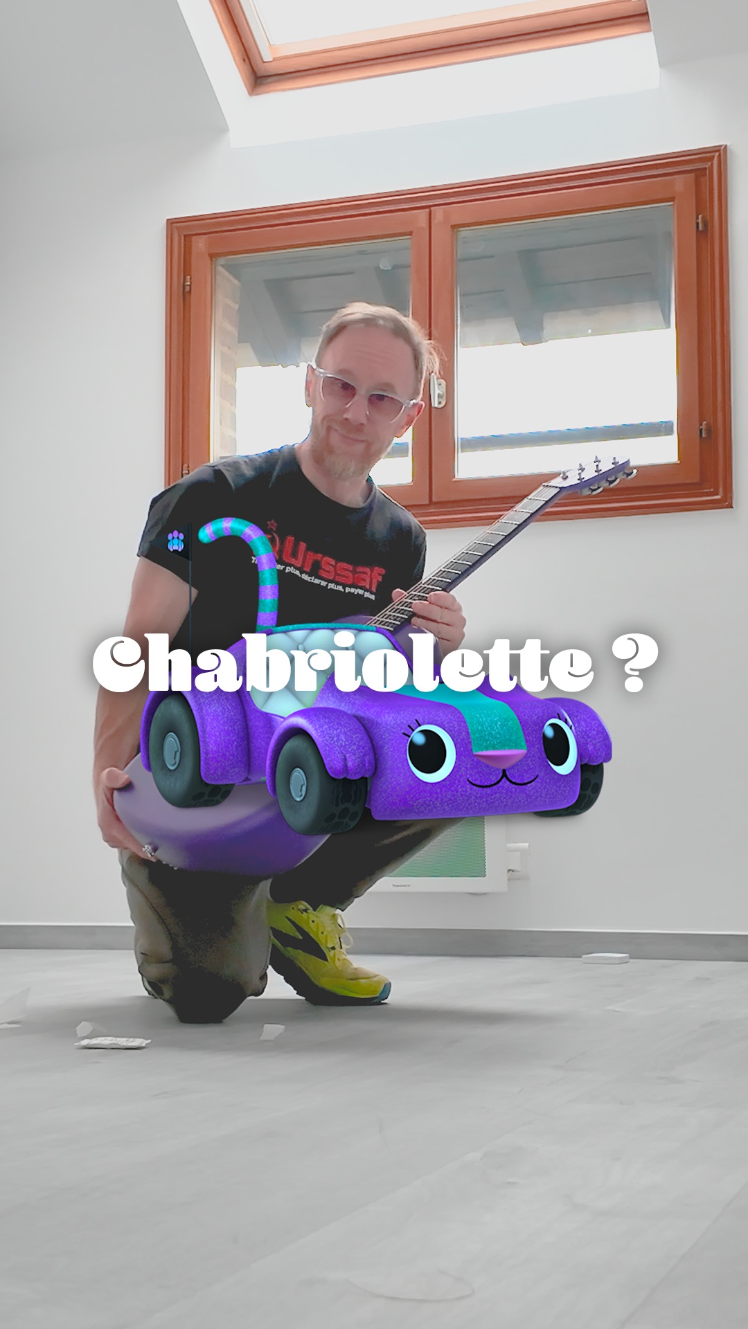 🎸 Unboxing du jour, entre cartons et musique

Salut les amis,

Entre 2 déménagements simultanés perso et bureaux, des travaux dans le nouvel appart et des journées bien chargées, il fallait quand même que je prenne 5 minutes pour parler musique.

J’ai reçu aujourd’hui une nouvelle guitare : la Lava en 38 pouces.
J’avais déjà la version 36 pouces, que j’adore, et ils ont sorti ce format un peu plus grand… impossible de ne pas tester.

Et puis soyons honnêtes : c’est surtout la couleur qui m’a fait craquer 😅 Pour celles et ceux qui ont des enfants : oui, c’est exactement la couleur de Chabriolette dans Gabby Chat 😹

Petit bonus du tournage : un appel qui tombe en plein milieu…

Bref, une guitare très sympa, légère, agréable à jouer, parfaite pour le quotidien et possiblement pour la scène (c'est le but). Je vous fais un essai quand je suis bien installé !

PS : pour celles et ceux qui ont repéré le t-shirt, on a une petite boutique en ligne avec mon cousin Pascal de PN Classic où on vend nos conneries 😅 https://afonddanslavieille.com/

🎶🎸💜

@lavamusicfrance @lavamusicofficial #lava #lavamusic #chabriolette #gabbychat