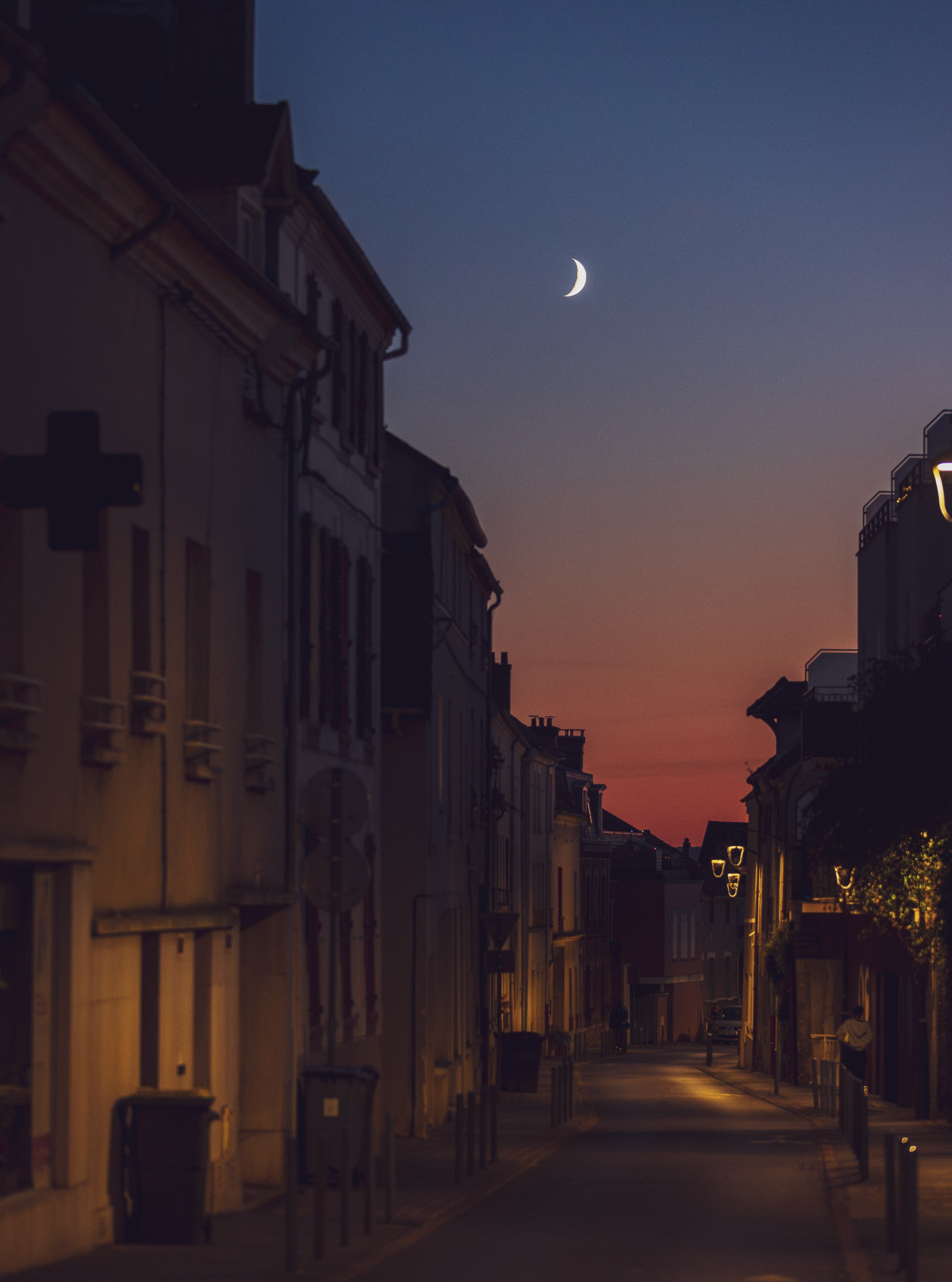 Il y a des lumières que je ne peux pas laisser filer. Au retour de mon footing, cette lune dans un sublime dégradé de ciel. Rentrer, récupérer mon appareil, puis attendre une pause entre deux passages de phares… et « clic ». 📷

Rue Gabriel Péri • @cormeillesenparisis 

#photographie #lune #crepuscule #lumierenaturelle #cieldusoir #instantpresent #cormeillesenparisis