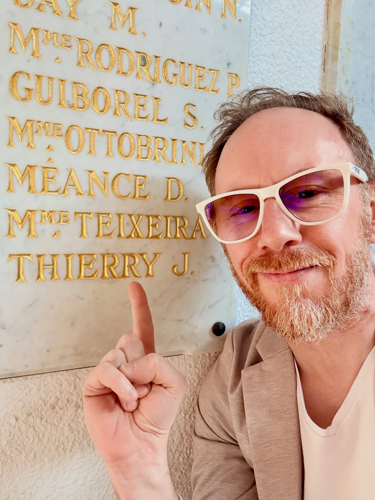 Et voilà.
18 ans de mandat municipal viennent de prendre fin ce matin.

Étrange émotion de ne plus être à la table du conseil, mais dans le public. Une belle page se tourne.

Je n’étais a priori pas destiné à voir mon nom gravé en lettres d’or sur une plaque de marbre… encore moins de mon vivant. Et pourtant.

Ce que je retiens surtout, c’est qu’on n’est jamais voué à quoi que ce soit. L’histoire s’écrit au fil des rencontres, des choix, des hasards parfois.

Même si je me suis construit par moi-même, je n’aurais jamais pu faire ce chemin sans être entouré des bonnes personnes.
Qu’elles soient toutes remerciées ici. Elles se reconnaîtront. 😘