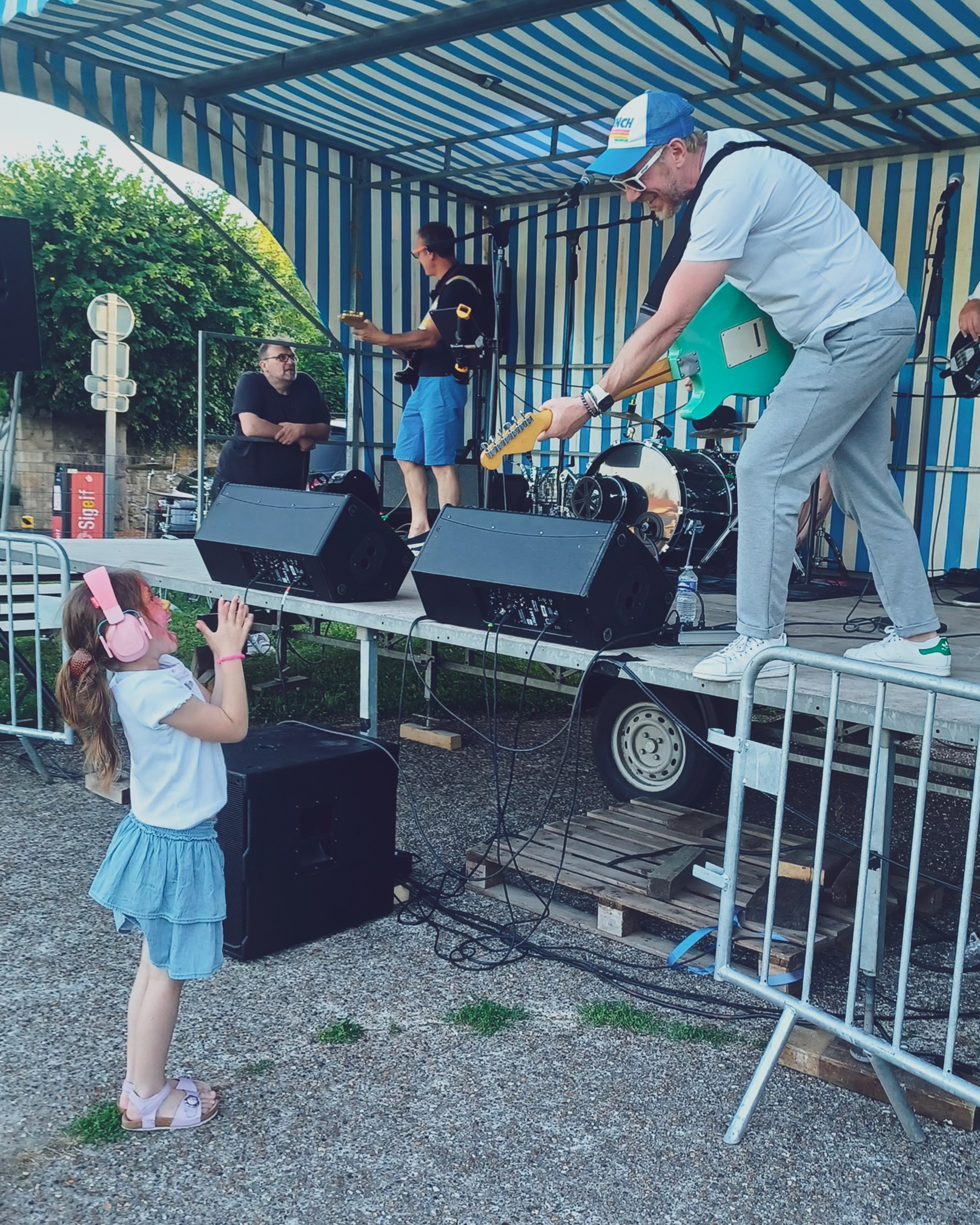 Elle vit son premier concert de papa. Moi, je le partage avec elle. Difficile de savoir lequel de nous deux est le plus heureux. ❤️🎸

📷 Martine Thierry 🙏🏻