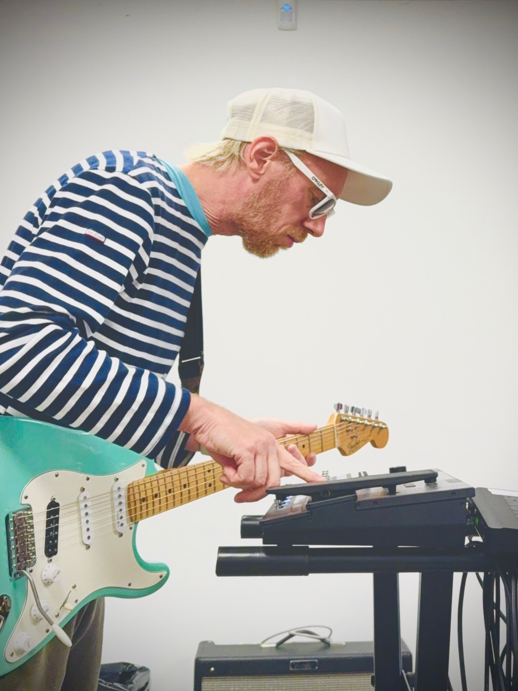 Concentré… J’appuie sur ce bouton ou pas ? 😊🎸 #helixstadium #fender #stratocaster #greenstrat