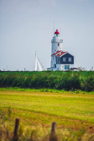 Le charmant village de Marken et son phare