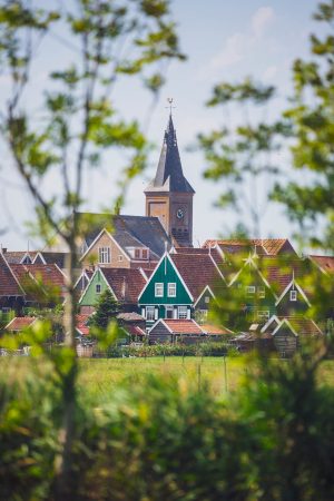 Le charmant village de Marken et son phare