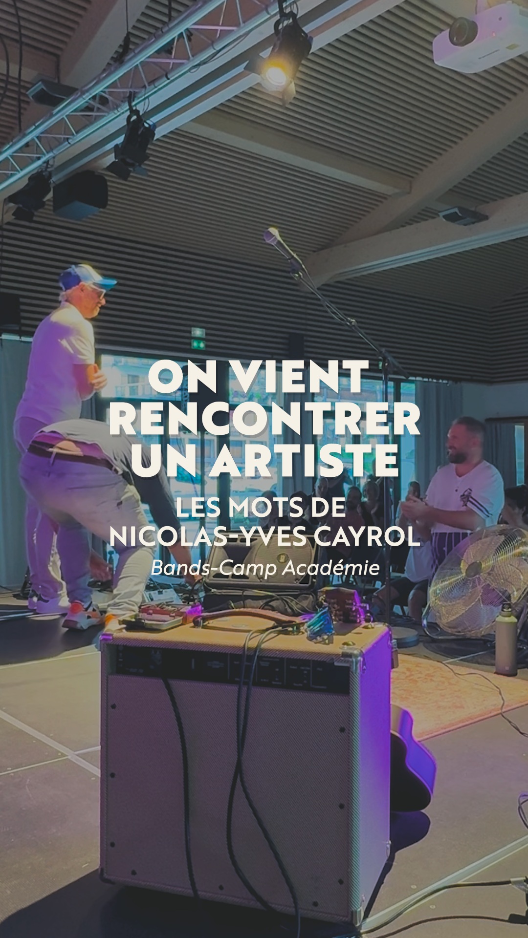Cet après-midi, en reprenant les images du stage @bandscampacademie, j’ai découvert que je n’avais pas coupé la caméra pendant le changement de plateau avec @leobenmass.music.

Et que ces mots de @nyc.side avaient été enregistrés.

Sur le moment, je n’avais pas compris tout de suite qu’il parlait de moi. Puis j’ai entendu mon prénom, je me suis arrêté et je me suis tourné vers lui.

« On ne vient pas seulement écouter des notes
On vient rencontrer un artiste
Comprendre qui il est »

Merci Nicolas-Yves pour ces mots que je suis heureux de retrouver aujourd’hui.

Merci Léo pour cette main discrètement posée dans mon dos à la fin.

Et merci à toute l’équipe de Bands-Camp Académie pour cette semaine qui continue encore de résonner.

#bandscamp #bandscampacademie #jeromethierry
