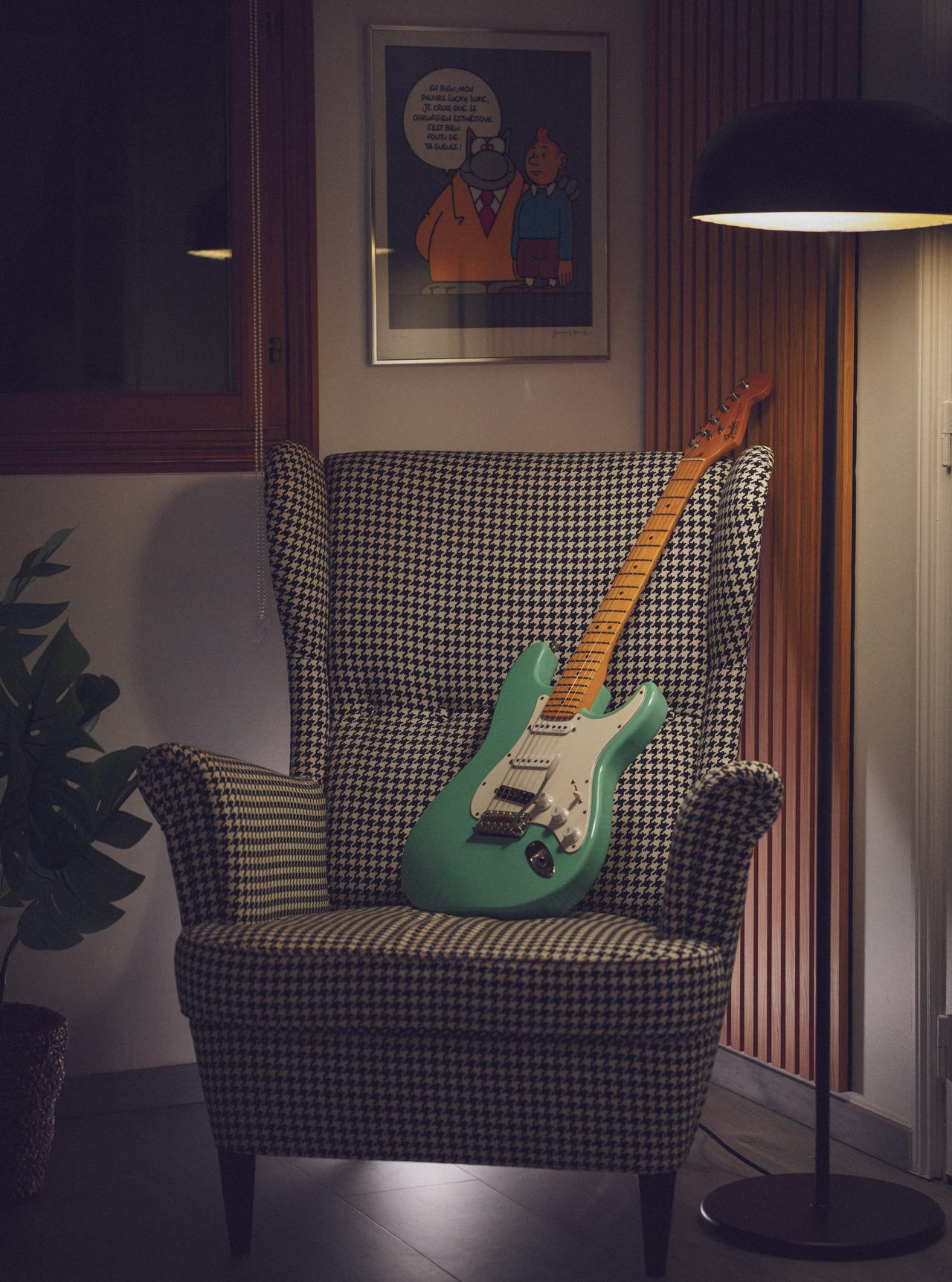 Ma Greenstrat en pleine psychanalyse.
« Et cette obsession pour @davidgilmour, elle remonte à quand ? » 😅

Posée dans mon fauteuil STRANDMON pied-de-poule que j’adore, sous cette lumière… je ne pouvais pas résister à la photo. 💚

#guitarporn #greenstrat #stratocaster #guitarphotography